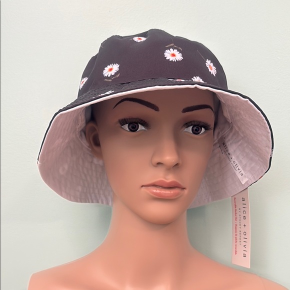 🌼 Alice + Olivia Black Daisy Bucket Hat - Picture 8 of 8